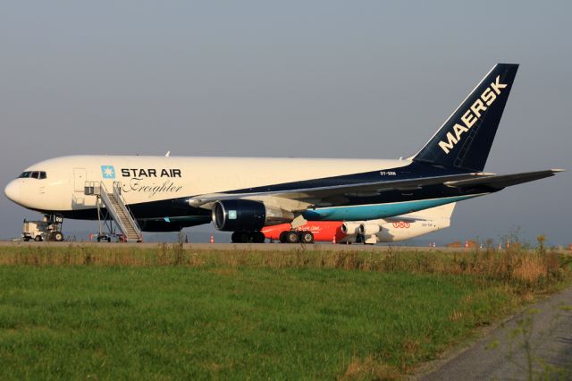 BOEING 767-200 (OY-SRN)
