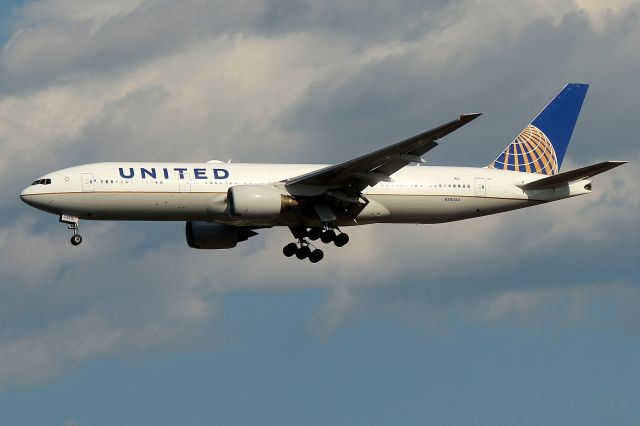 Boeing 777-200 (N780UA) - UA 768 arriving from San Francisco