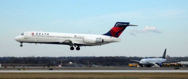 Boeing 717-200 (N974AT) - About to touch down is this 2002 Delta Airlines Boeing 717-2BD in the Winter of 2023. KDTW-KPHL