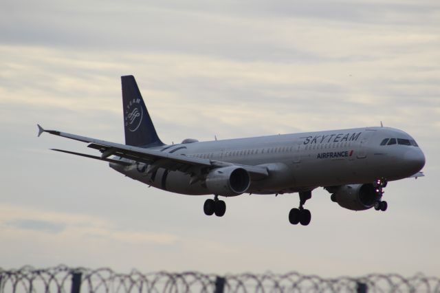 Airbus A321 (F-GTAE) - An Air France A321 on final approach into LHR, landing on runway 27R.br /br /Location: Stanwell Moor Road (LHR), beside runway 27R.br /Date: 21.08.22 (dd/mm/yy)