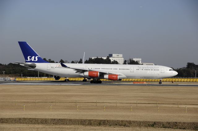 Airbus A340-300 (LN-RKF) - Departure at NRT Airport Runway 16R on 2011/12/12