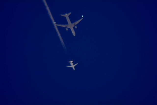 Boeing 757-200 (N41140) - United 1178 Newark Liberty Intl to San Francisco Intl 34,000 ft. under a Dassault Falcon 2000 at 40,000 ft west of Cleveland 07.22.15.