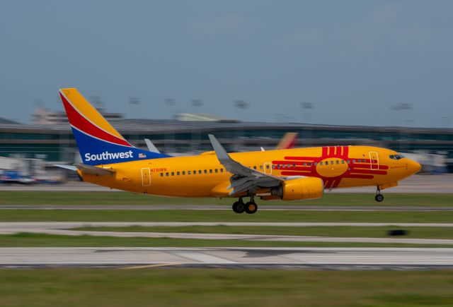 Boeing 737-700 (N781WN) - Hard to miss this yellow sunburnt yellow beauty as New Mexico One comes into Hobby on 25 July 2021.