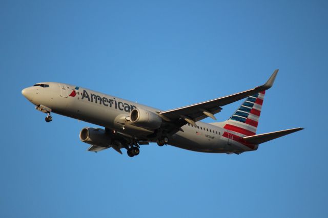 Boeing 737-800 (N856NN) - Landing 28C