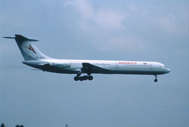 Ilyushin Il-62 (RA-86130) - Short Final at Narita Intl Airport Rwy16R on 2003/08/21