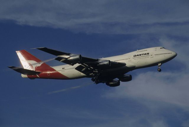 Boeing 747-200 (VH-ECC) - Final Approach to Narita Intl Airport Rwy34L on 1998/09/20