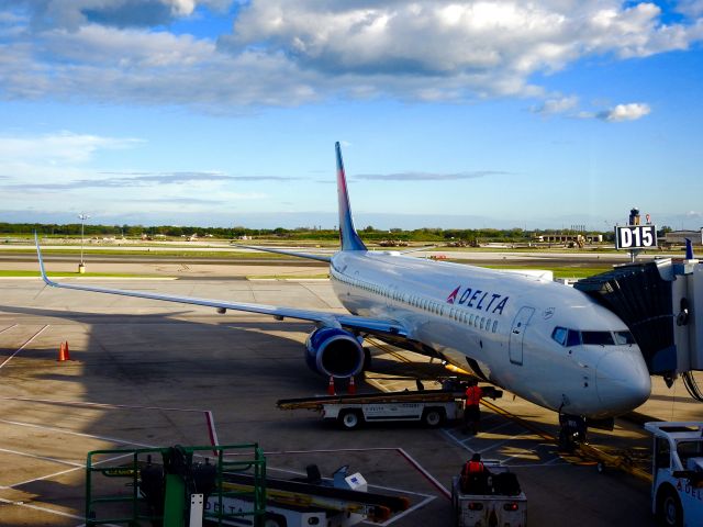 Boeing 737-900 (N835DN)