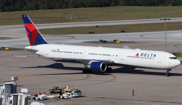 BOEING 767-400 (N830MH)