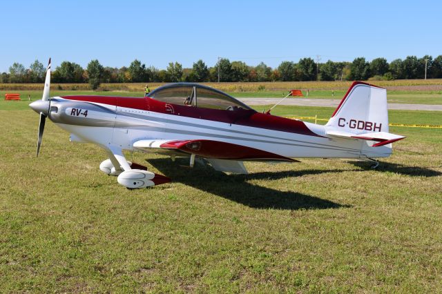 Vans RV-4 (C-GDBH) - C-GDBH Van'S RV-4 RVA à L'Aéroport de Salaberry de Valleyfield CSD3 QC. Le 24-09-2022 à 11:16