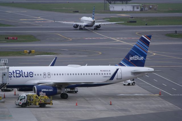 Airbus A320 (N809JB)
