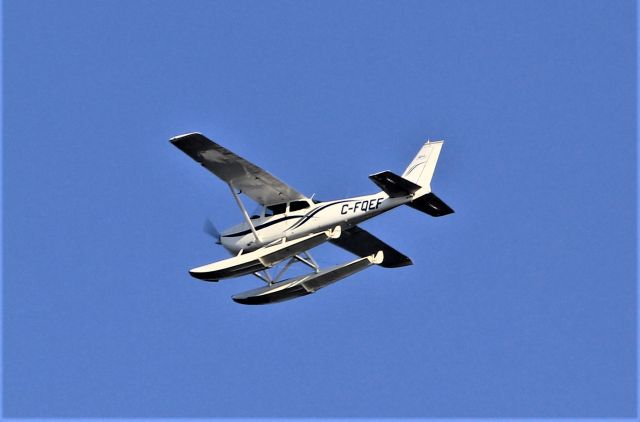 C-FQEF — - C-FQEF Cessna Skyhawk 172-K en vol au dessus du fleuve St-Laurent à Lavaltrie QC le 08-10-2021 à 16:28