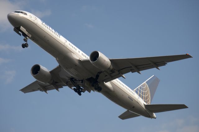 Boeing 757-200 (N553UA)