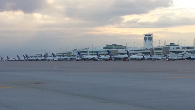 — — - Great shot of B CON @ KDEN with all the birds ready to leave for our 7 o'clock block .