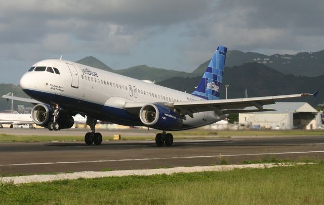 Airbus A320 (N760JB)