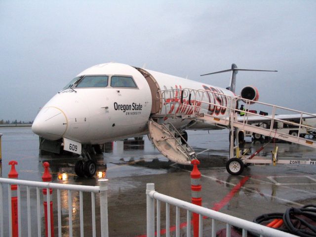 Canadair Regional Jet CRJ-700 (N609QX)