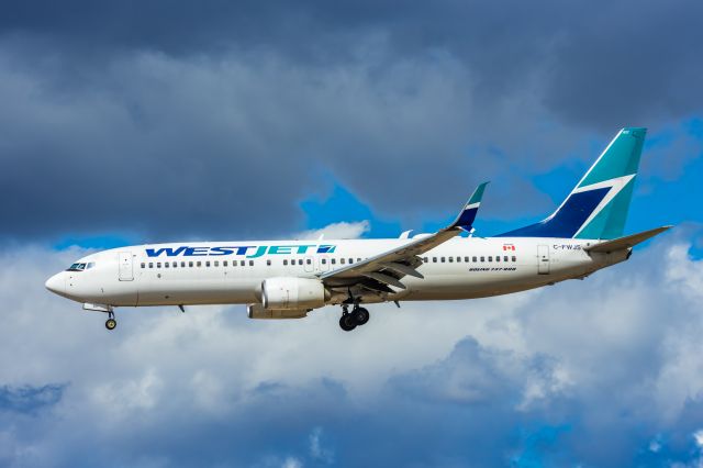 Boeing 737-800 (C-FWJS) - A WestJet 737-800 landing at PHX on 2/26/23. Taken with a Canon R7 and Tamron 70-200 G2 lens.