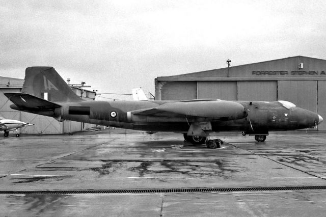 — — - AUSTRALIA - AIR FORCE - ENGLISH ELECTRIC CANBERRA T4 - REG UNKNOWN - ESSENDON MELBOURNE VIC. AUSTRALIA - YMEN 19/7/1972