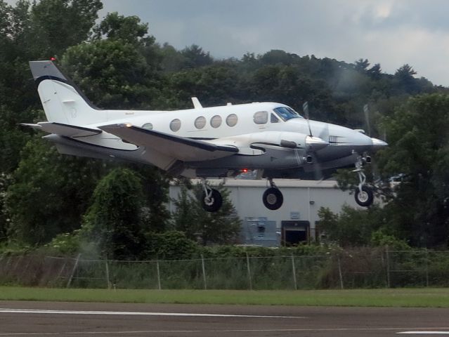 Beechcraft King Air 90 (N331JP) - Reliants 90 landing runway 08 at Danbury CT.