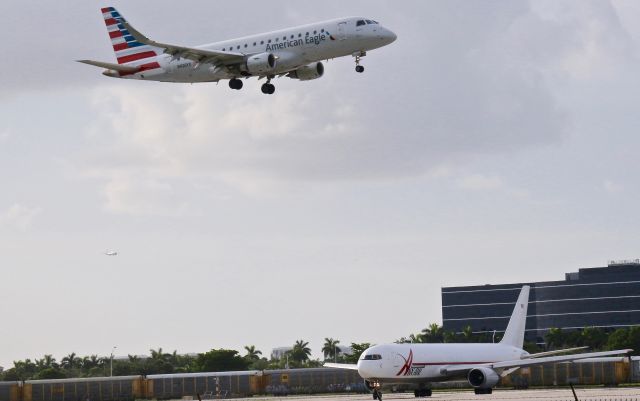 Embraer 170/175 (N426YX)