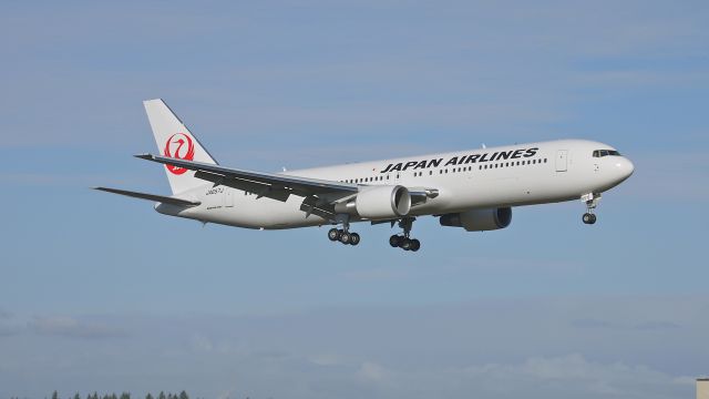 BOEING 767-300 (JA657J) - BOE973 a B767-300 for JAL returns from its maiden flight and is on final to runway 16R. Photographed 10/9/11.