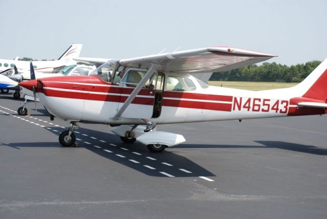 Cessna Skyhawk (N46543) - On the ramp at Bruce Campbell Field in Madison, MS on a Pilots N Paws flight.