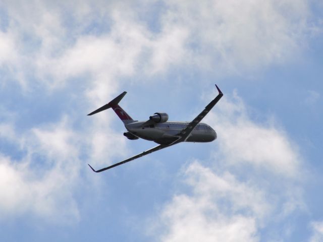 Canadair Regional Jet CRJ-200 (N819AY) - Pinnacle Airlines / Delta Canadair CL-600-2B19 N819AY leaving Detroit