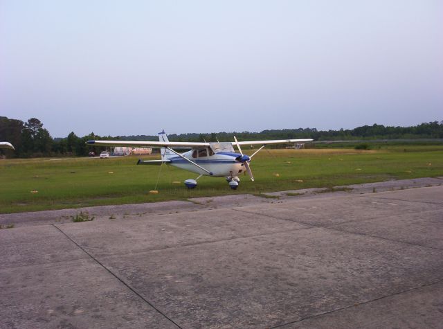 Cessna Skyhawk (N7810X) - South Ramp at KILM