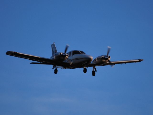 — — - On final for runway 28 at SVH (photo taken from #18 fairway at Lakewood GC) - 11/20/09