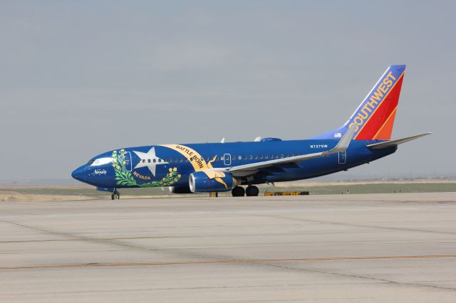 Boeing 737-700 (N727SW) - Painted up with the Nevada state flag.