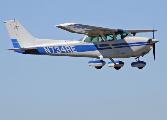 Cessna Skyhawk (N734RE) - Cessna Skyhawk landing runway three-zero, Merced Regional Airport (KMCE)