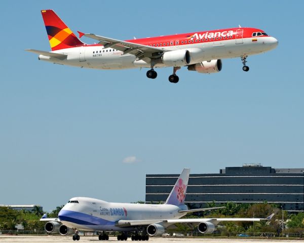 Airbus A320 (N417AV)