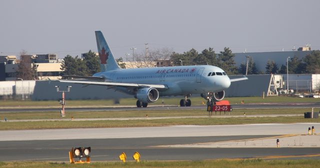 Airbus A320 (C-FTJS)