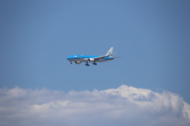 Boeing 777-200 —