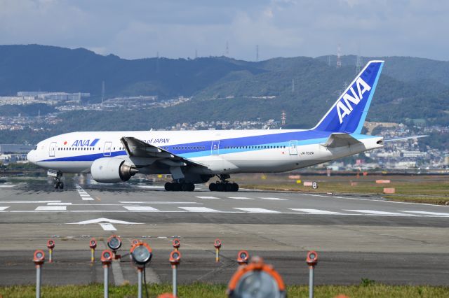 Boeing 777-200 (JA702A)