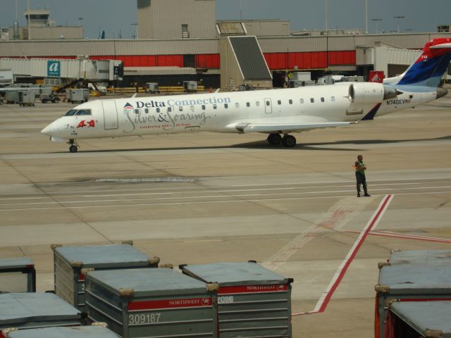 Canadair Regional Jet CRJ-700 (N740EV)