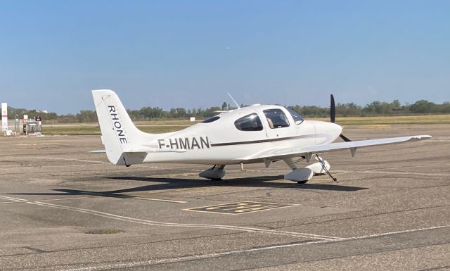 F-HMAN — - Cirrus SR20 Sur le parking Lyon BRON LFLY