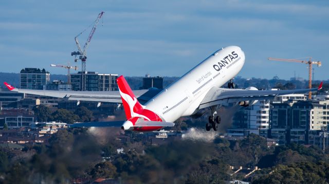 Airbus A330-300 (VH-QPI)