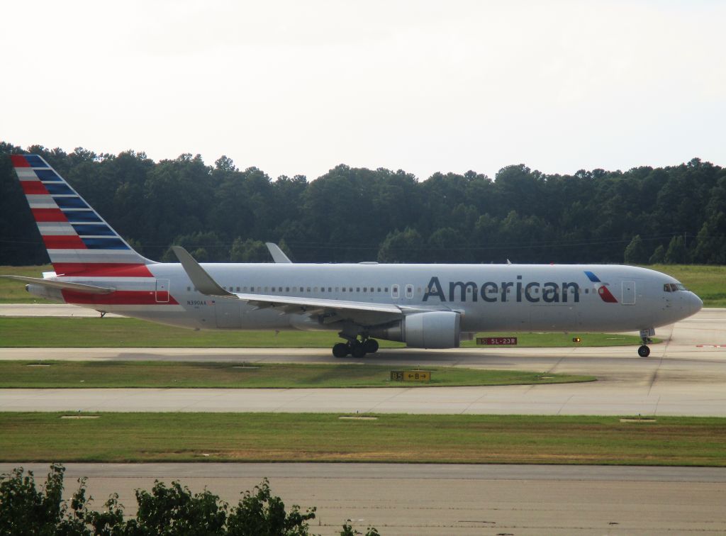 BOEING 767-300 (N390AA)