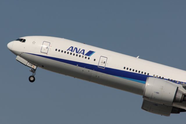 BOEING 777-300 —