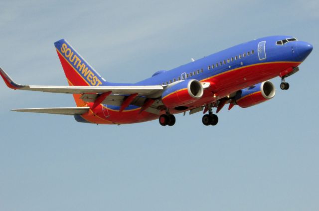 Boeing 737-700 (N415WN) - Landing on RWY 20R