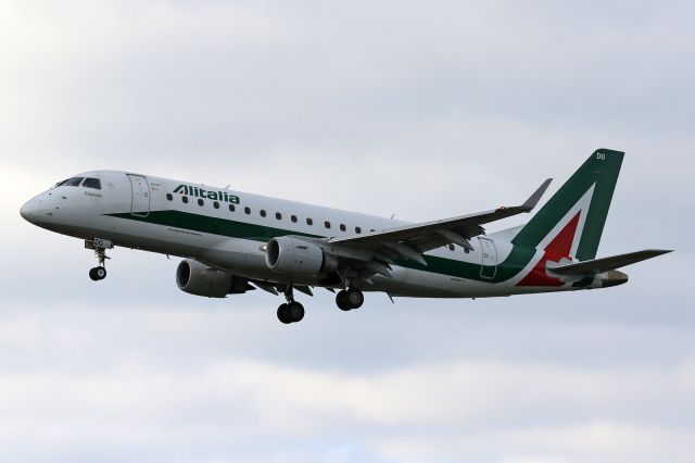 Embraer 175 (EI-RDO)