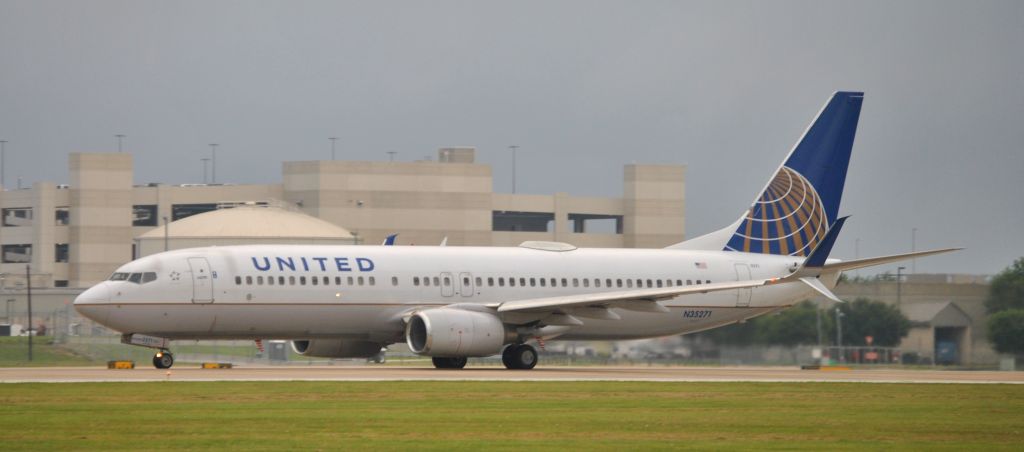 Boeing 737-800 (N35271)
