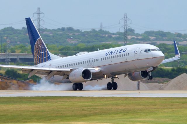 Boeing 737-800 (N12216) - 22 arrival.