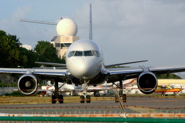 Boeing 757-200 (N200UU)