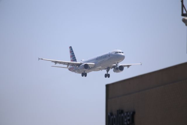 Airbus A321 (N556UW)