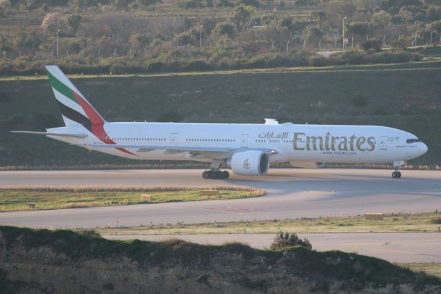 Boeing 777-200 (A6-ECM)