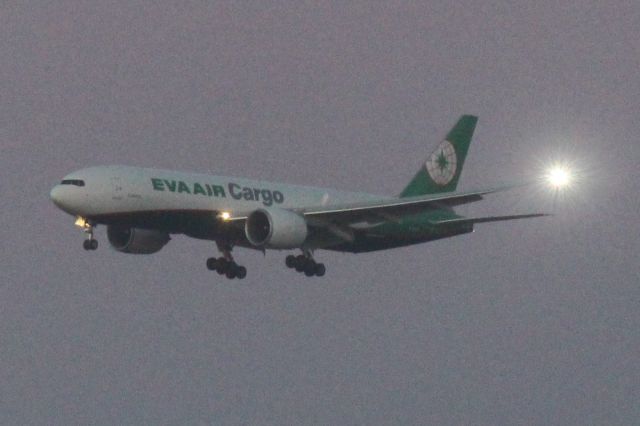 BOEING 777-200LR (B-16781) - Runway: 28C. Operating for EVA Air Cargo as EVA660 on 1/27/2018.