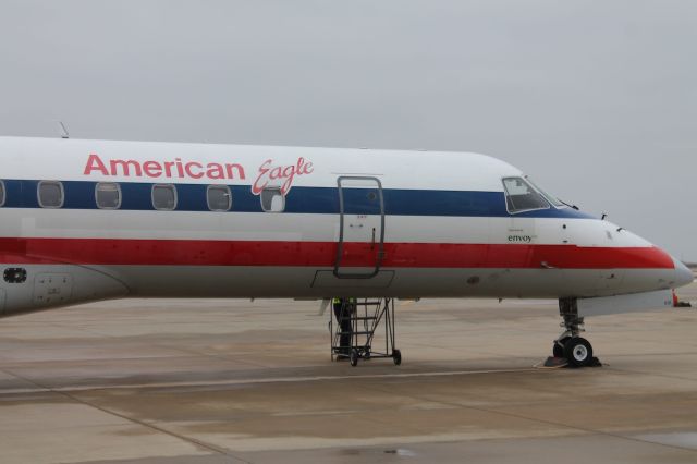 Embraer ERJ-135 (N831AE)