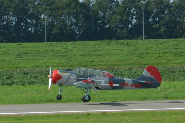 YAKOVLEV Yak-52 (PH-KWI)