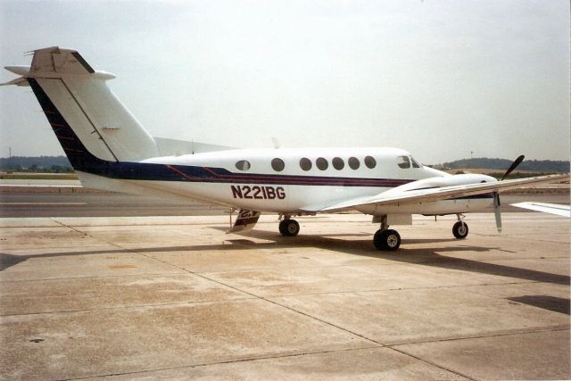 Beechcraft Super King Air 200 (N221BG) - Seen here in May-00.  Reregistered C-GDFT 9-Sep-05.